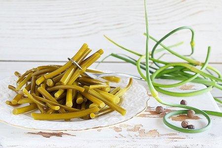 15 einfache Rezepte für eingelegte Knoblauchstiele