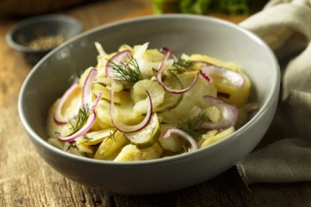 20 Salate mit Essiggurken, die immer köstlich schmecken