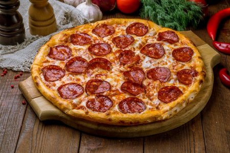 20 Pizzarezepte mit Wurst, die dich begeistern werden