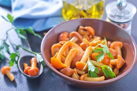 Wie man Honigpilze mariniert: 12 einfache Rezepte für zu Hause