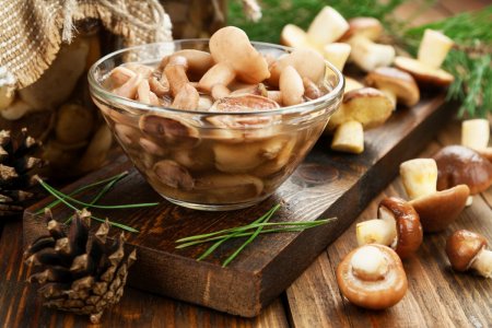 Wie man Butterpilze mariniert: 12 Schritt-für-Schritt-Rezepte für zu Hause