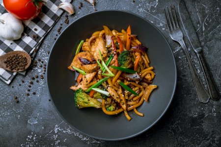 15 einfache Wok-Nudel-Rezepte mit Hähnchen