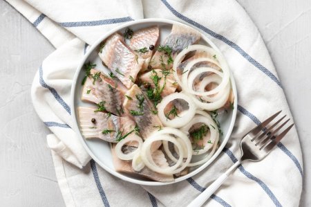 12 Rezepte für Hering mit Zwiebeln, die jeden Tisch verschönern