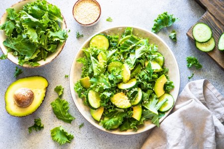 15 Salate mit Avocado und Gurke, die der ganzen Familie schmecken werden