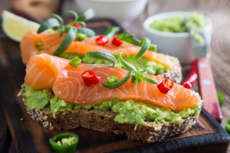 12 köstliche Sandwiches mit Avocado und Lachs