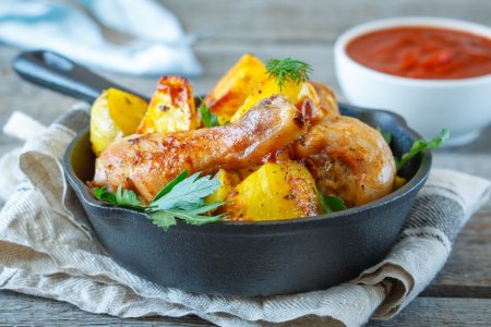 15 recetas sencillas de muslos de pollo con patatas al horno