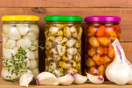 15 tolle Rezepte für eingelegten Knoblauch für den Winter