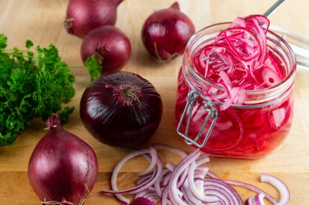 Eingelegte Zwiebeln für den Winter: 15 einfache Rezepte