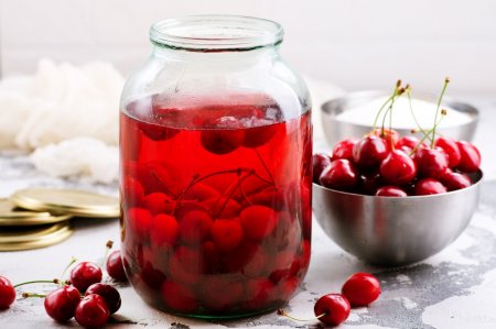 20 einfache Rezepte für Kirschkompott mit Kernen für den Winter