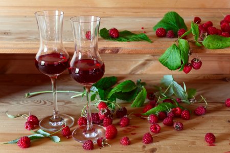 12 Simple Ways to Make Raspberry Liqueur