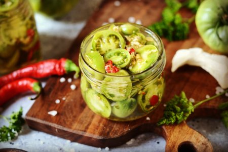 Grüne Tomaten für den Winter: 20 originelle Rezepte