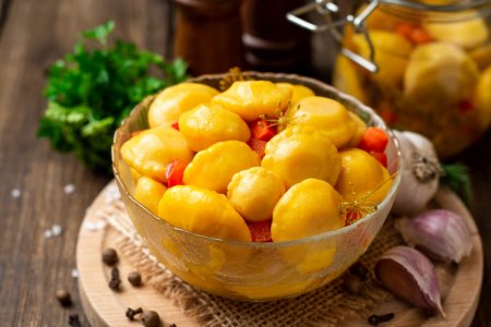 20 einfache Rezepte für eingelegte Patissons für den Winter