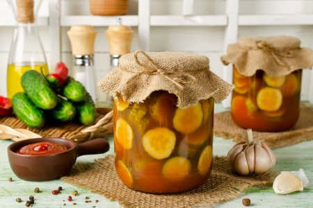 Gurken mit Ketchup für den Winter: 20 schnelle und leckere Rezepte