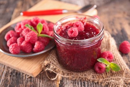 Himbeeren im eigenen Saft für den Winter: 20 einfache Rezepte