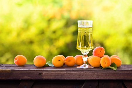 20 einfache Rezepte für Aprikosenlikör