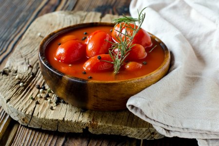 20 einfache Rezepte für Tomaten im eigenen Saft für den Winter