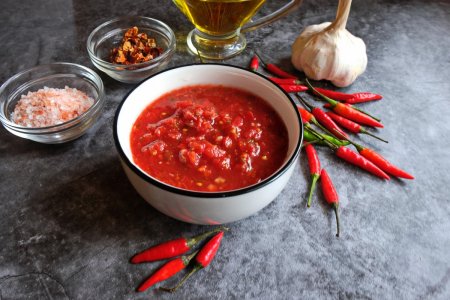 Adzhika picante para el invierno: 12 recetas rápidas y deliciosas