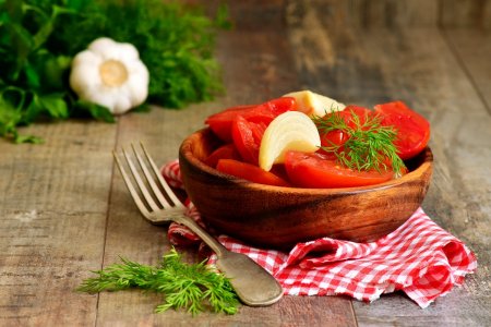 20 einfache Wege, Tomaten in Spalten für den Winter zuzubereiten