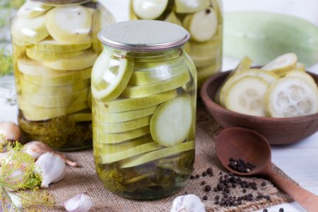 12 recetas sencillas para preparar calabacines encurtidos para el invierno