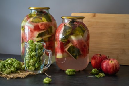 Sandías encurtidas en frascos para el invierno: 15 recetas inigualables