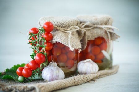 Tomaten mit Knoblauch für den Winter: 20 köstliche Rezepte