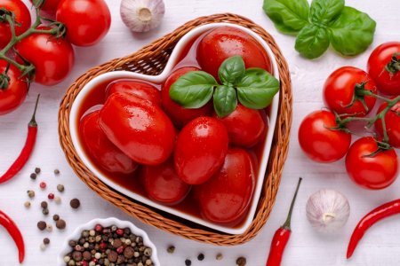 Tomaten mit Basilikum für den Winter: 20 einfache und schnelle Rezepte