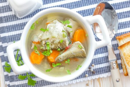 20 einfache Rezepte für Fischsuppe am Lagerfeuer im Kessel