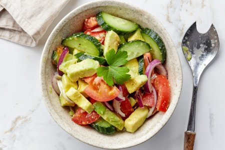 15 ensaladas espectaculares con aguacate y tomate