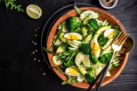15 ensaladas con aguacate y huevo que siempre salen deliciosas