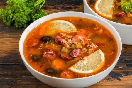 12 de las recetas de Solyanka con salchichas más deliciosas