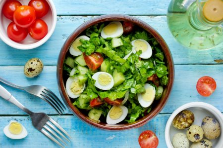 15 ensaladas fáciles con huevos de codorniz