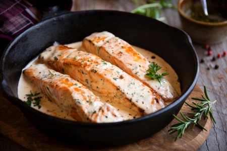 Salmón en salsa cremosa: 15 recetas que cualquier ama de casa puede preparar