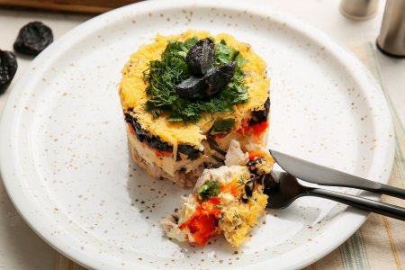 12 Layered Salads with Smoked Chicken for Those Who Love to Eat Well