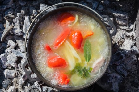 12 deliciosas recetas de sopa en caldero a la lumbre
