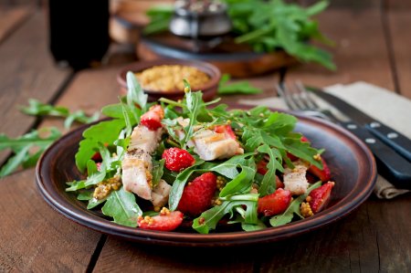 20 ensaladas con fresas para sorprender a tu familia