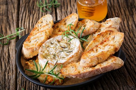 5 Great Camembert and Baguette Recipes in the Oven