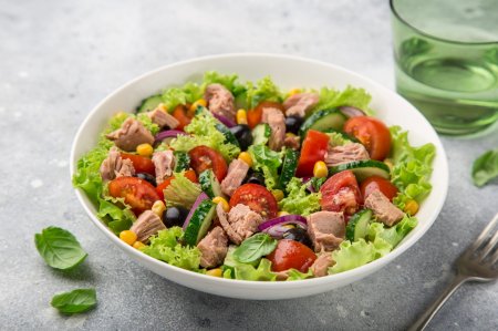 15 ensaladas de atún y maíz que se preparan rápido y sin complicaciones