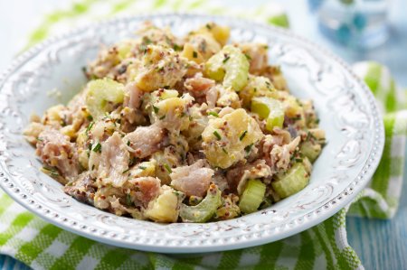 15 ensaladas con pescado ahumado que querrás preparar una y otra vez