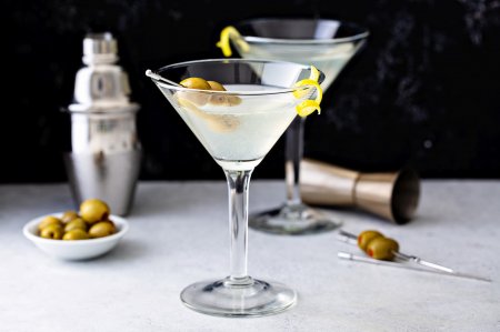 What to Drink with Martini: How to Mix and What Snacks to Choose