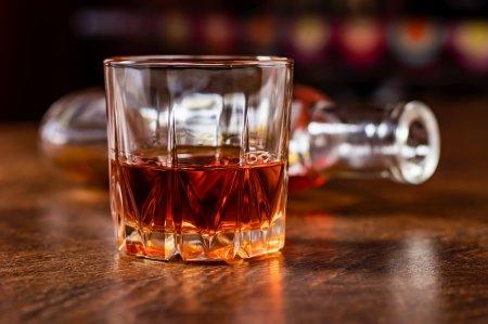 Con qué beber whisky: cómo mezclarlo correctamente y qué aperitivo elegir