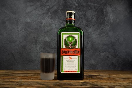 ¿Con qué se bebe Jägermeister: cómo mezclarlo correctamente y qué aperitivo elegir?