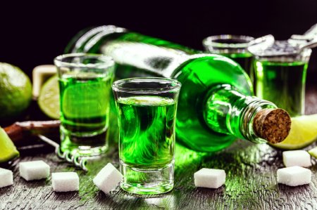 Con qué beber absenta: cómo mezclarla correctamente y qué aperitivo elegir