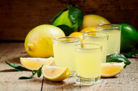 Con qué beber limoncello: cómo mezclarlo correctamente y qué aperitivo elegir