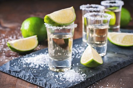 ¿Con qué se bebe la tequila: cómo mezclarla correctamente y qué aperitivo elegir?