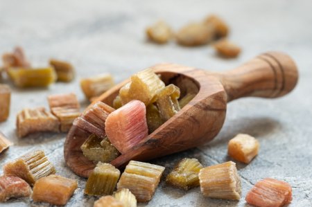 5 recetas sencillas para hacer fruta confitada de ruibarbo