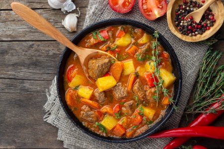 8 magníficas recetas de patatas con carne en un caldero afgano