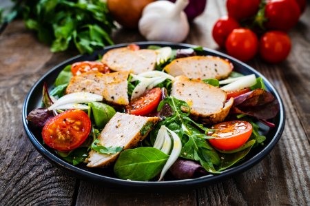 12 ensaladas con pollo frito para sorprender a tu familia e invitados