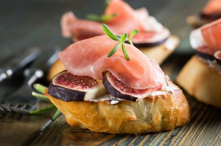 15 aperitivos con jamón que son ideales para una mesa festiva