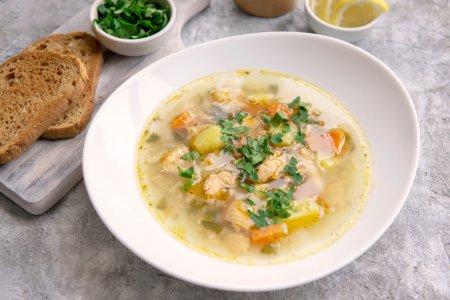6 recetas sencillas de sopa de pescado con cabeza y cola de trucha