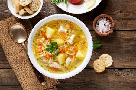 6 recetas de sopas sencillas y económicas con fideos instantáneos